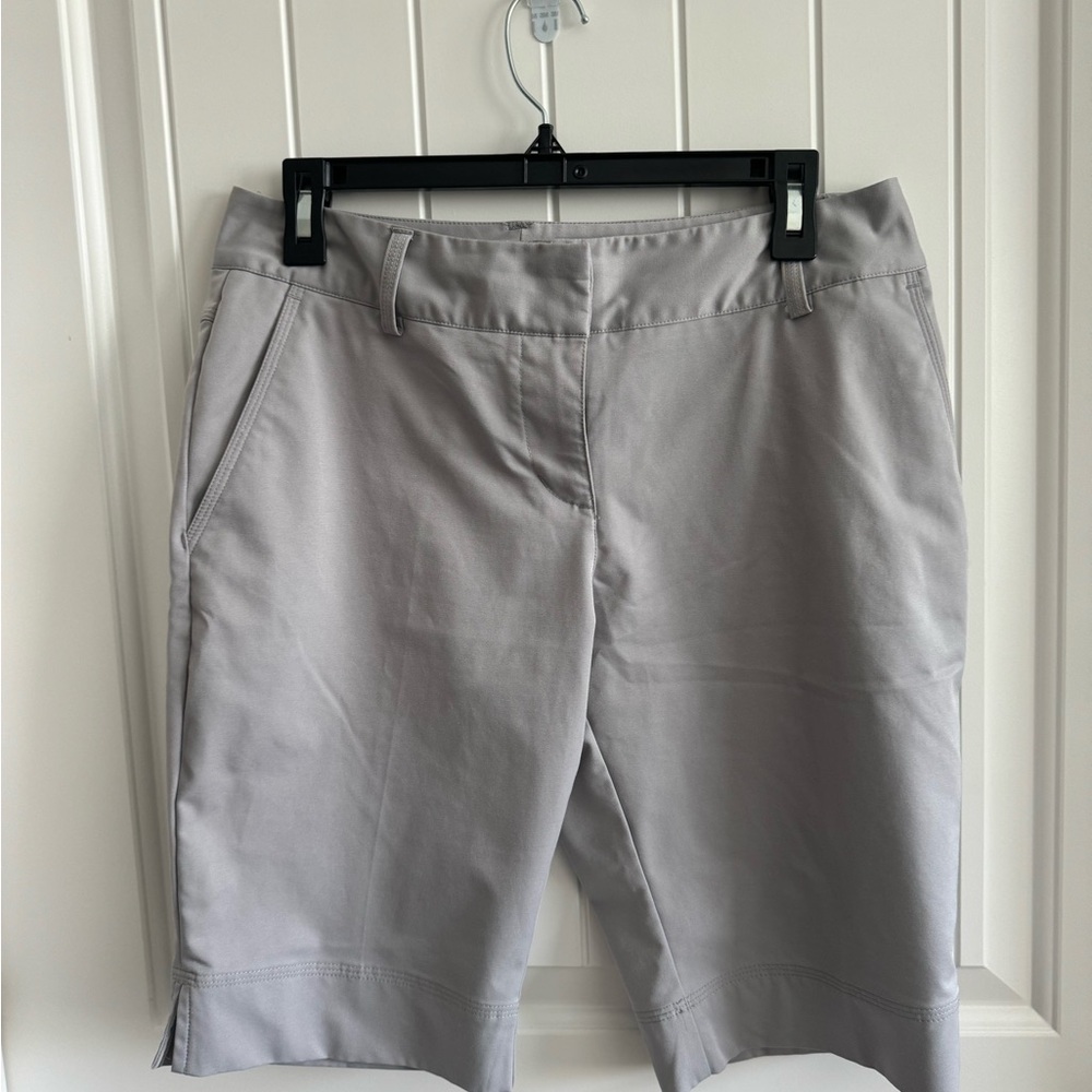 Adidas climate women’s golf Bermuda shorts size 6. In great shape.  Gray color